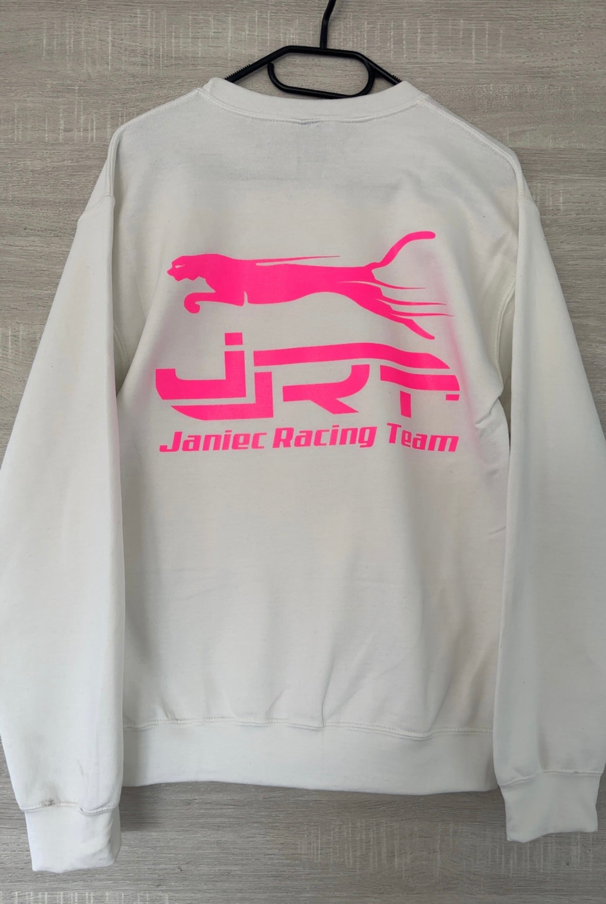 Pull blanc flocage rose fluo